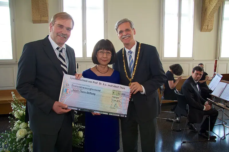 Scheckübergabe an die Adolf-Theis-Stiftung: Hubert Wicker, Vorsitzender des Universitätsbunds Tübingen, Masako Katagami-Theis und Rektor Professor Dr. Bernd Engler (von links nach rechts).