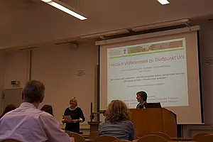 Carola Griesbach (links) und Katja Grathwol beim Informationsabend für Eltern von Studieninteressierten. Bild: Universität Tübingen / Jörg Schäfer