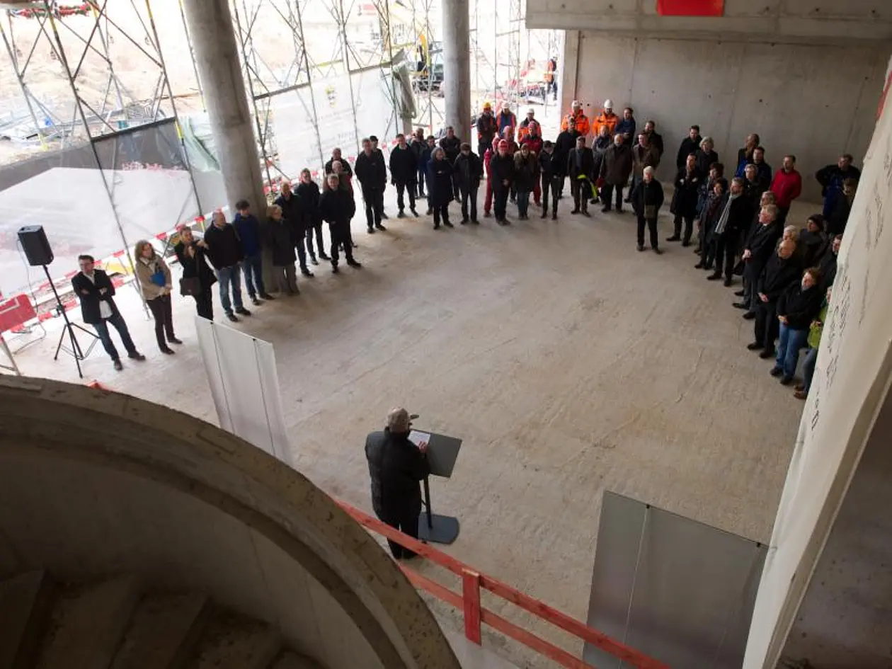 Richtfest für den Neubau des Geo- und Umweltforschungszentrums mit Vertretern der Universität, der Stadt Tübingen, des Amts Vermögen und Bau Baden-Württemberg sowie der beteiligten Firmen.
