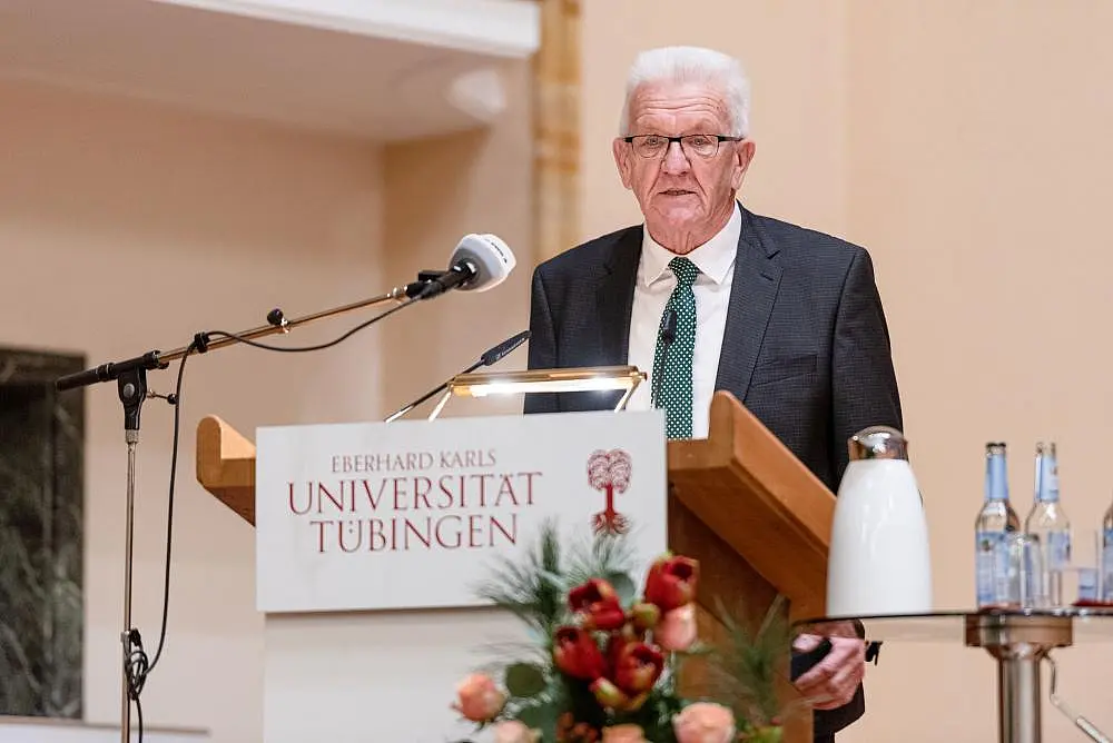 Zu sehen ist Winfried Kretschmann am Rednerpult.