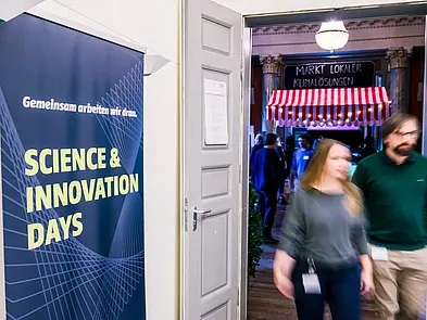 BesucherInnen bei der Science Fair