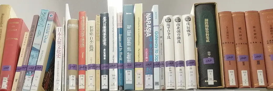 Regal mit japanologischen Büchern