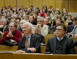 Der Jubilar Prof. Dr. Dr. Dieter Langewiesche (erste Reihe links) und der Referent des Eröffnungsvortrags Prof. Dr. Jürgen Osterhammel (rechts). Fotos: Universität Tübingen/Friedhelm Albrecht