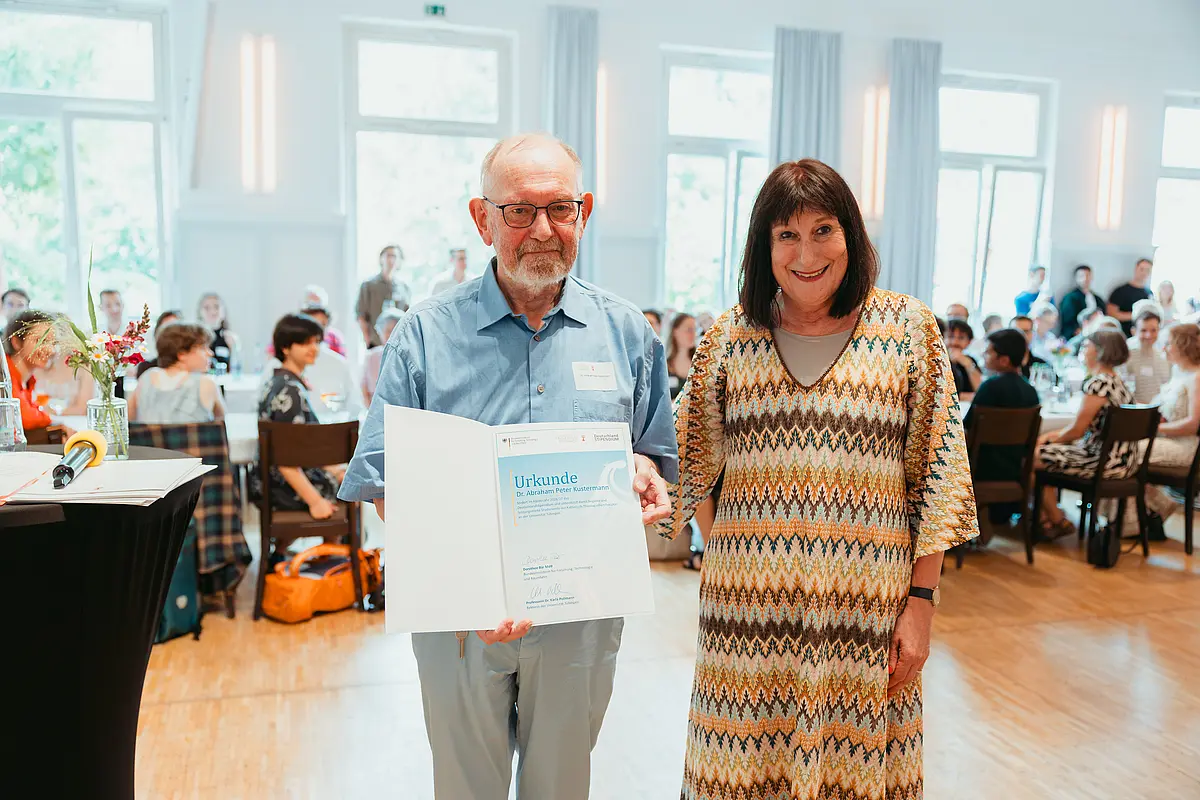 Prof. Dr. Karin Amos, Prorektorin für Lehre und Studium, mit Dr. Abraham Kustermann (Privatspender, Alumnus der Universität Tübingen). 
