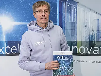 Professor Dr. Andreas Peschel ist Sprecher des Exzellenzclusters „Kontrolle von Mikroorganismen zur Bekämpfung von Infektionen“ (CMFI). 