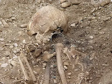 Detail der Frauenbestattung aus Königsbrunn „Obere Kreuzstraße“ mit zum Kopfschmuck gehörenden Kupferartefakten, einem regionalen Merkmal der frühen Bronzezeit in Südbayern.