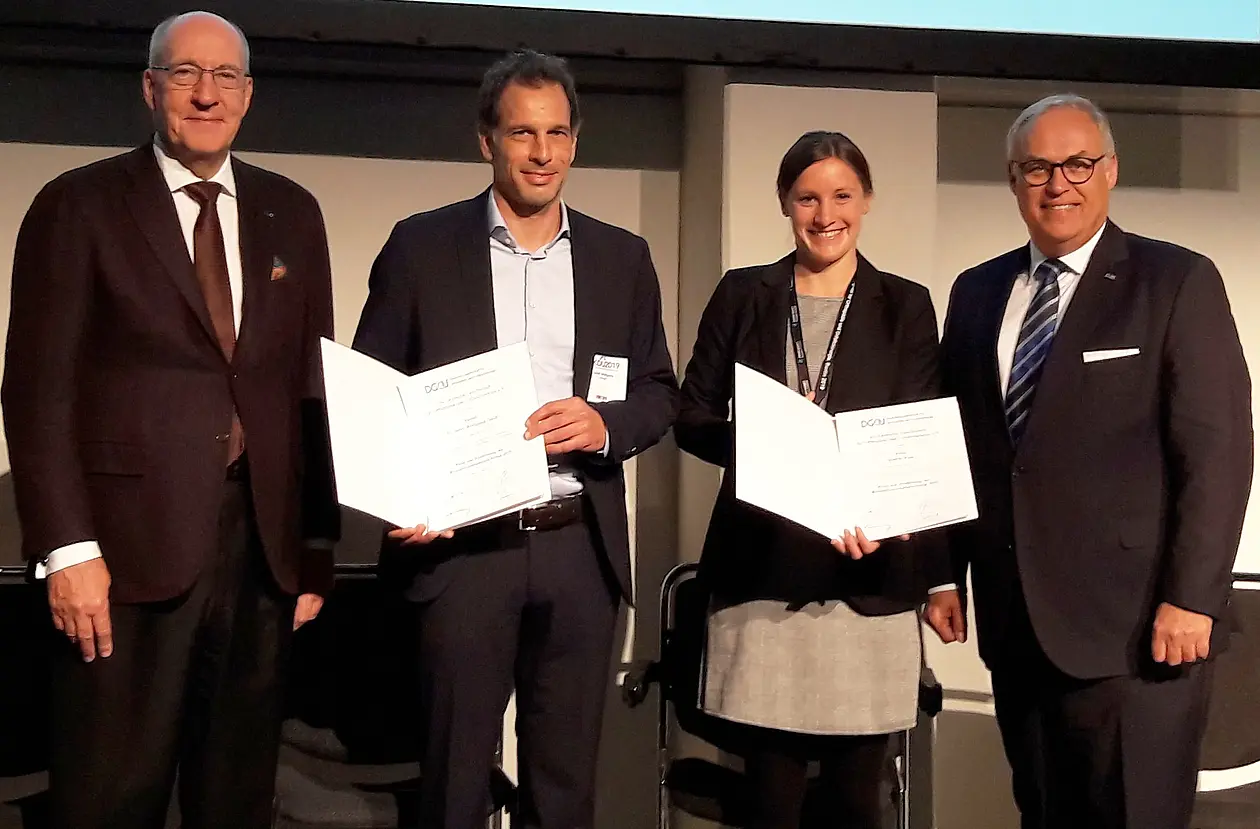 Dr. Wolfgang Geidl (2.v.l.) und Judith Wais (3.v.l.) wurden mit dem Preis zur Förderung der Rehabilitationsforschung gewürdigt.