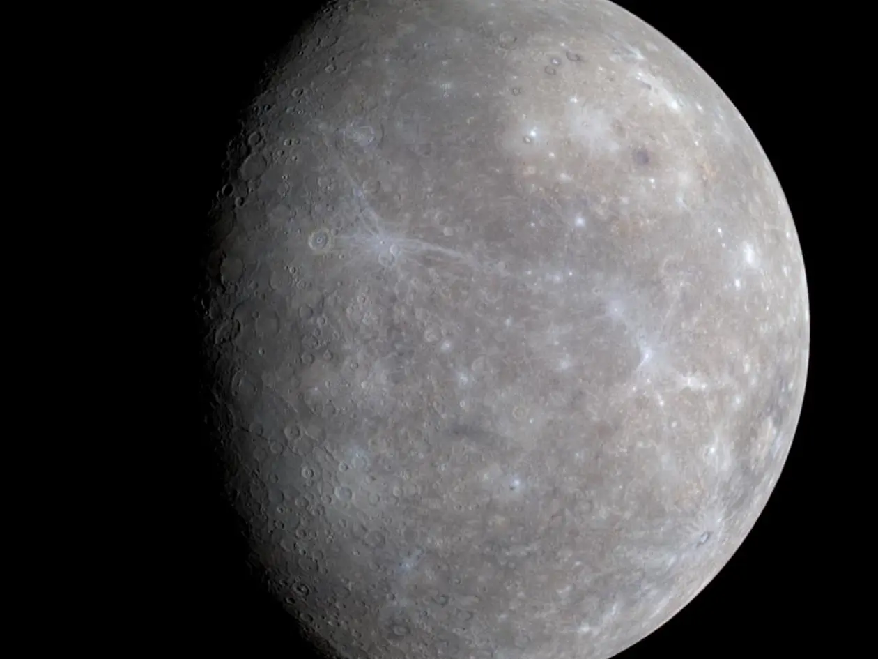 Der graue Planet Merkur vor schwarzem Hintergrund