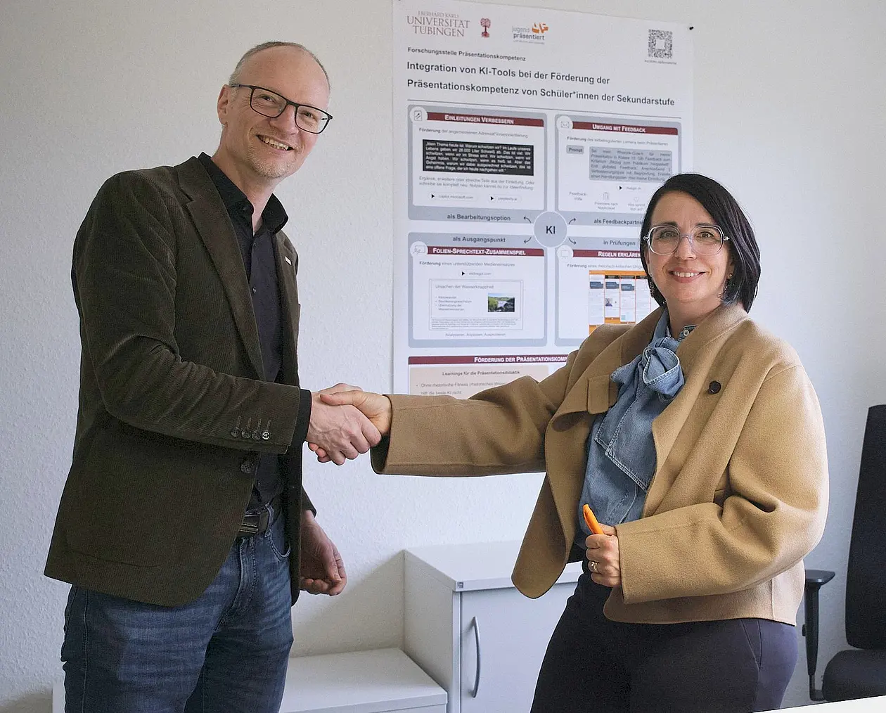 Prorektor Prof. Dr. Samuel Wagner (links) und Lilian Knobel (rechts) schütteln sich die Hand.