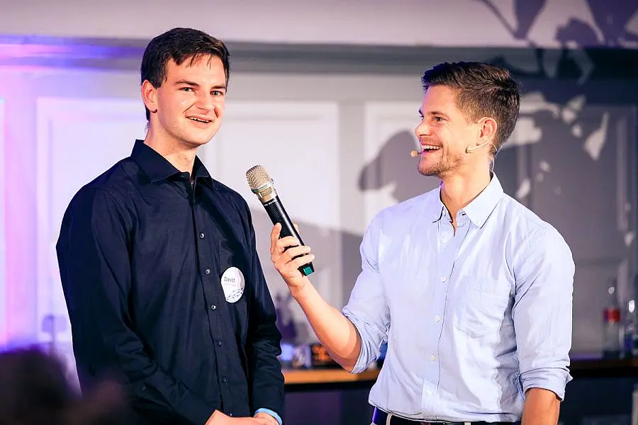 Sieger David Rutkevich (links) im Gespräch mit Moderator Philip Häusser.
