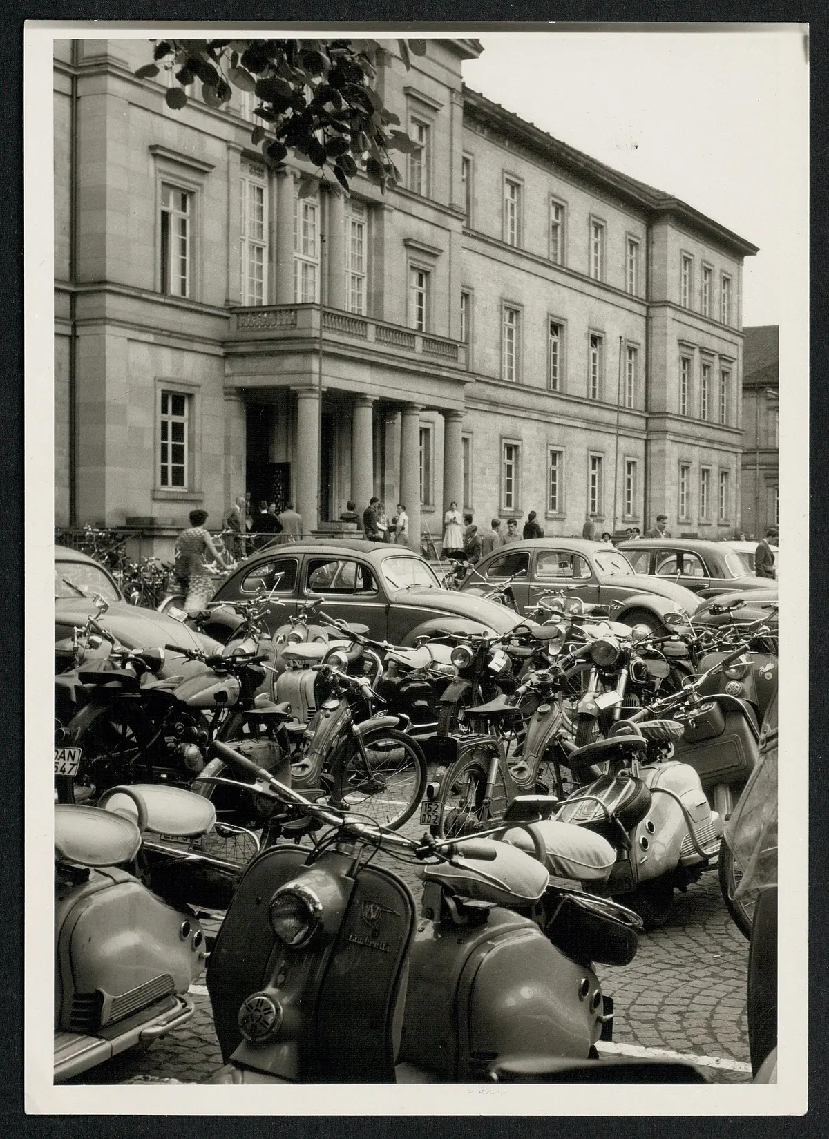 Neue Aula mit davor parkenden Fahrzeugen