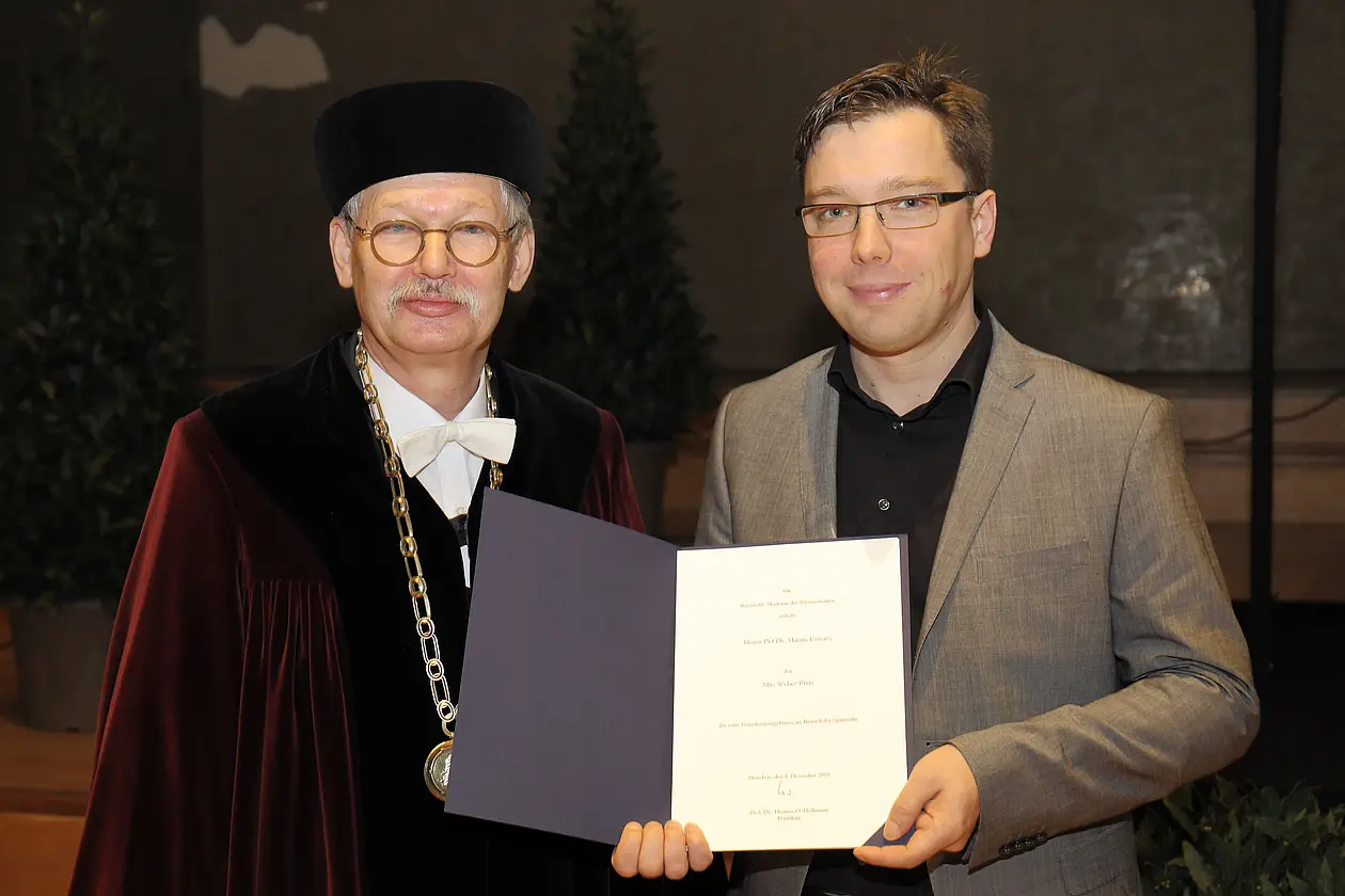 Prof. Dr. Thomas Höllmann, Sinologe an der LMU München und Präsident der Bayerischen Akademie der Wissenschaften, überreicht den Max Weber-Preis an PD Dr. Martin Kovacs.