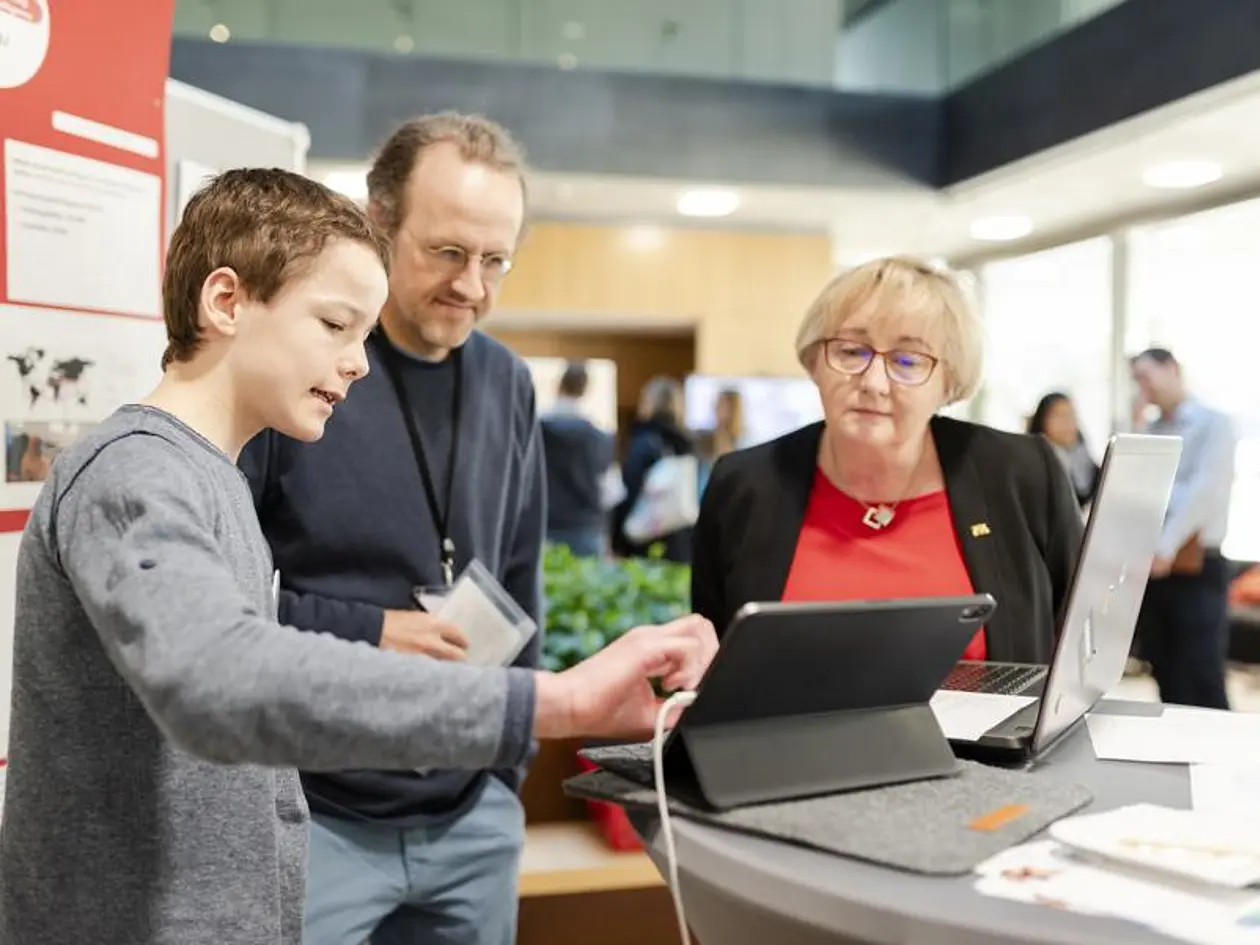 Luca Abele vom Ulrichsgymnasium Norden im Gespräch mit Professor Bernhard Schölkopf (MPI für Intelligente Systeme) und der baden-württembergischen Wissenschaftsministerin Theresia Bauer.