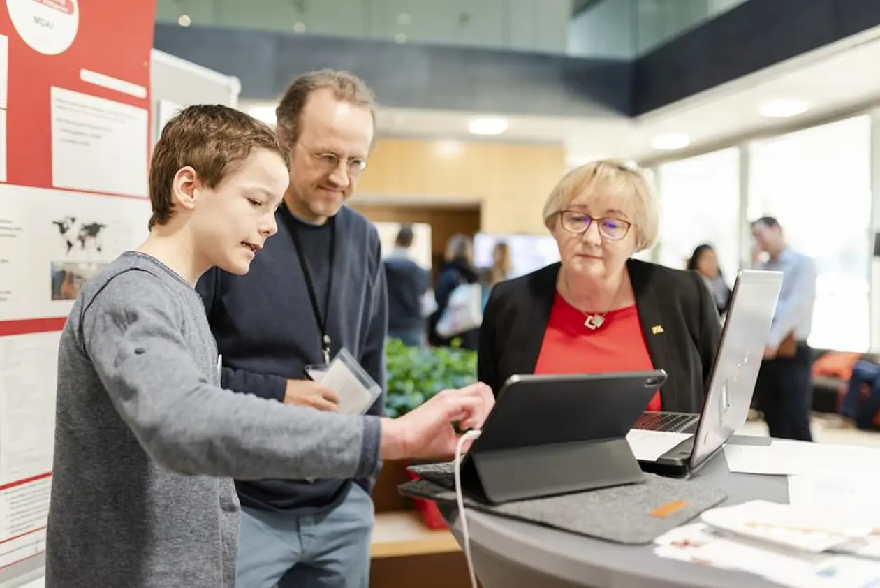 Luca Abele vom Ulrichsgymnasium Norden im Gespräch mit Professor Bernhard Schölkopf (MPI für Intelligente Systeme) und der baden-württembergischen Wissenschaftsministerin Theresia Bauer.