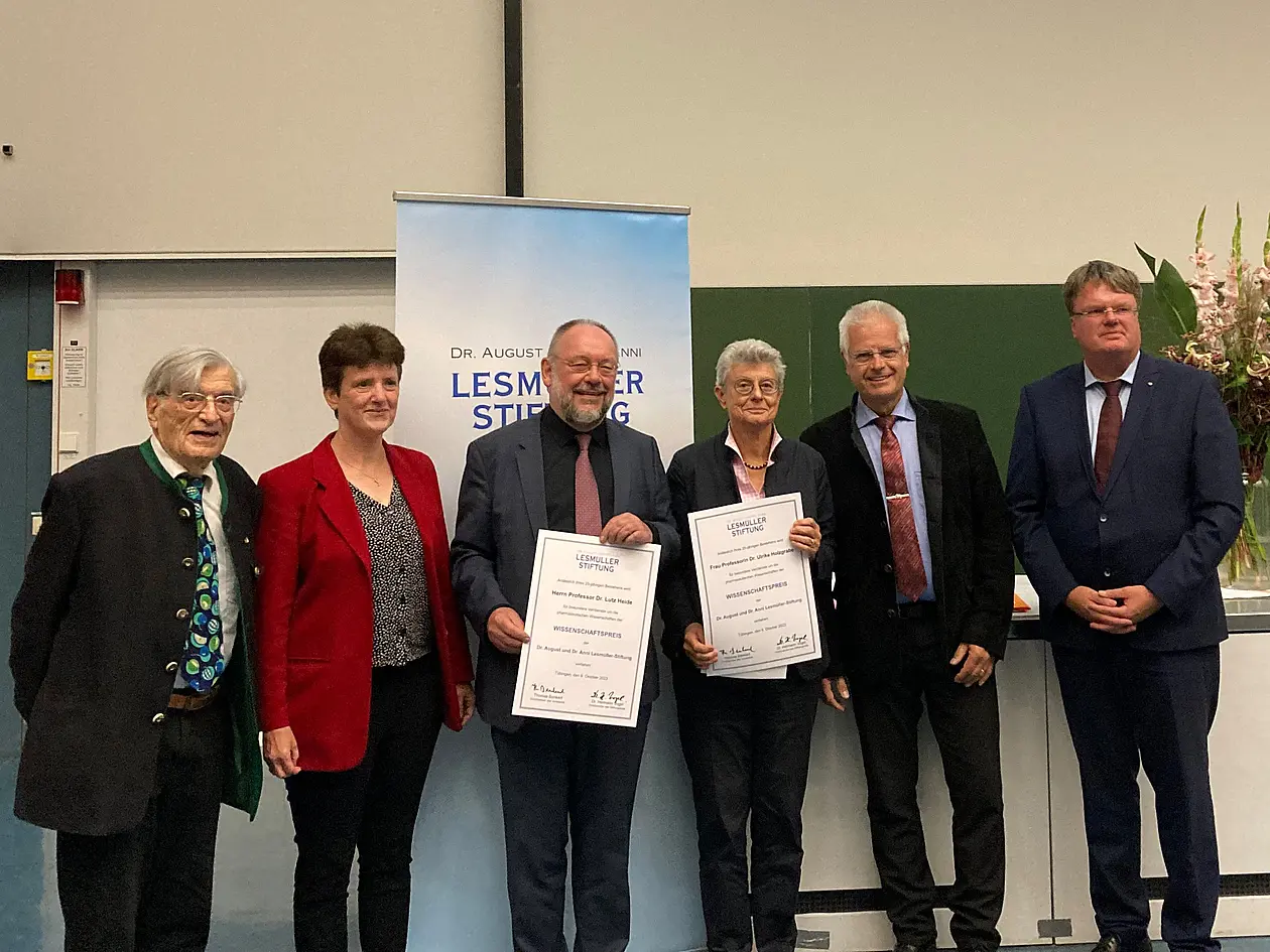 Gruppenbild, Preisträger und Preisträgerin in der Mitte halten Urkunden