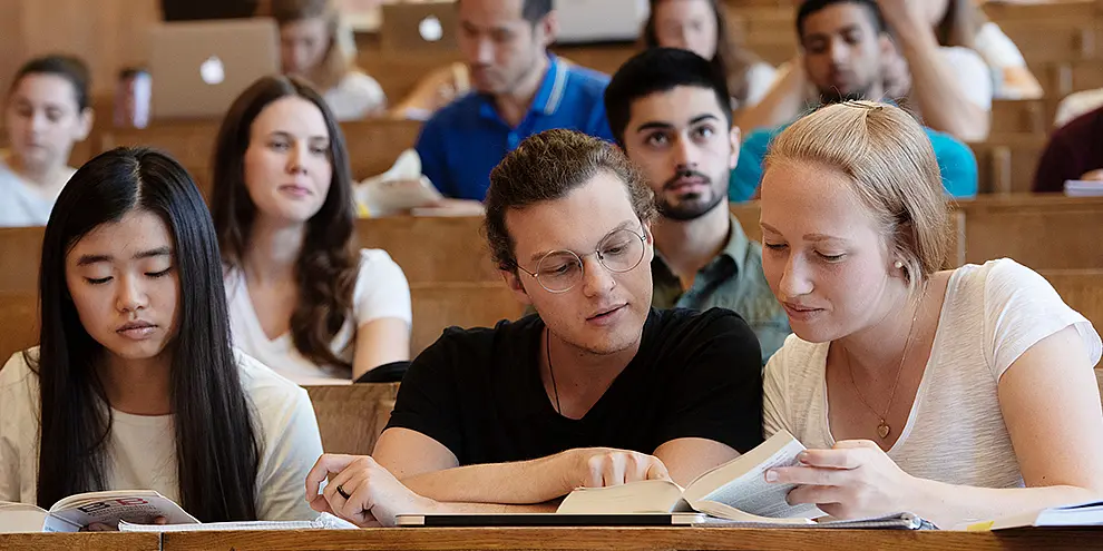 Abgebildet sind Studierende des Faches im Hörsaal.