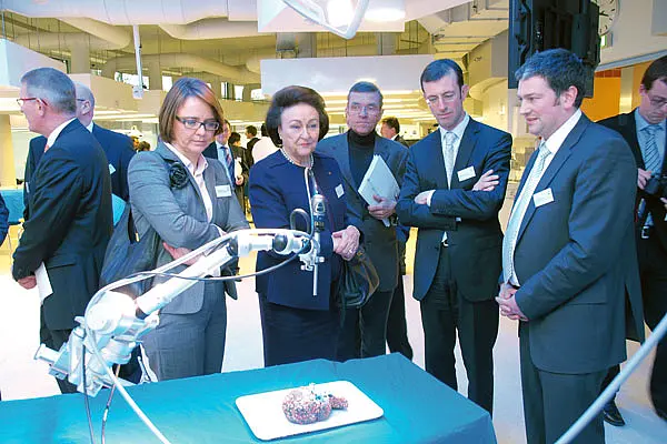 Im Vordergrund von links: Annette Widmann-Mauz (Staatssekretärin im Bundesministerium für Gesundheit), Dr. Sybill Storz (Geschäftsleiterin von Karl Storz Endoskope Tuttlingen), Professor Dr. Ingo Autenrieth (Dekan der Medizinischen Fakultät der Univer