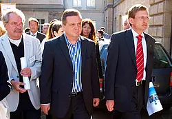 Kanzler Dr. Andreas Rothfuß (rechts) und der Leiter Vermögen und Bau Baden-Württemberg, Amt Tübingen Bernd Selbmann (links) informierten Ministerpräsident Stefan Mappus bei einem Rundgang über die Bauplanung der Universität mit dem Konzept „Campu