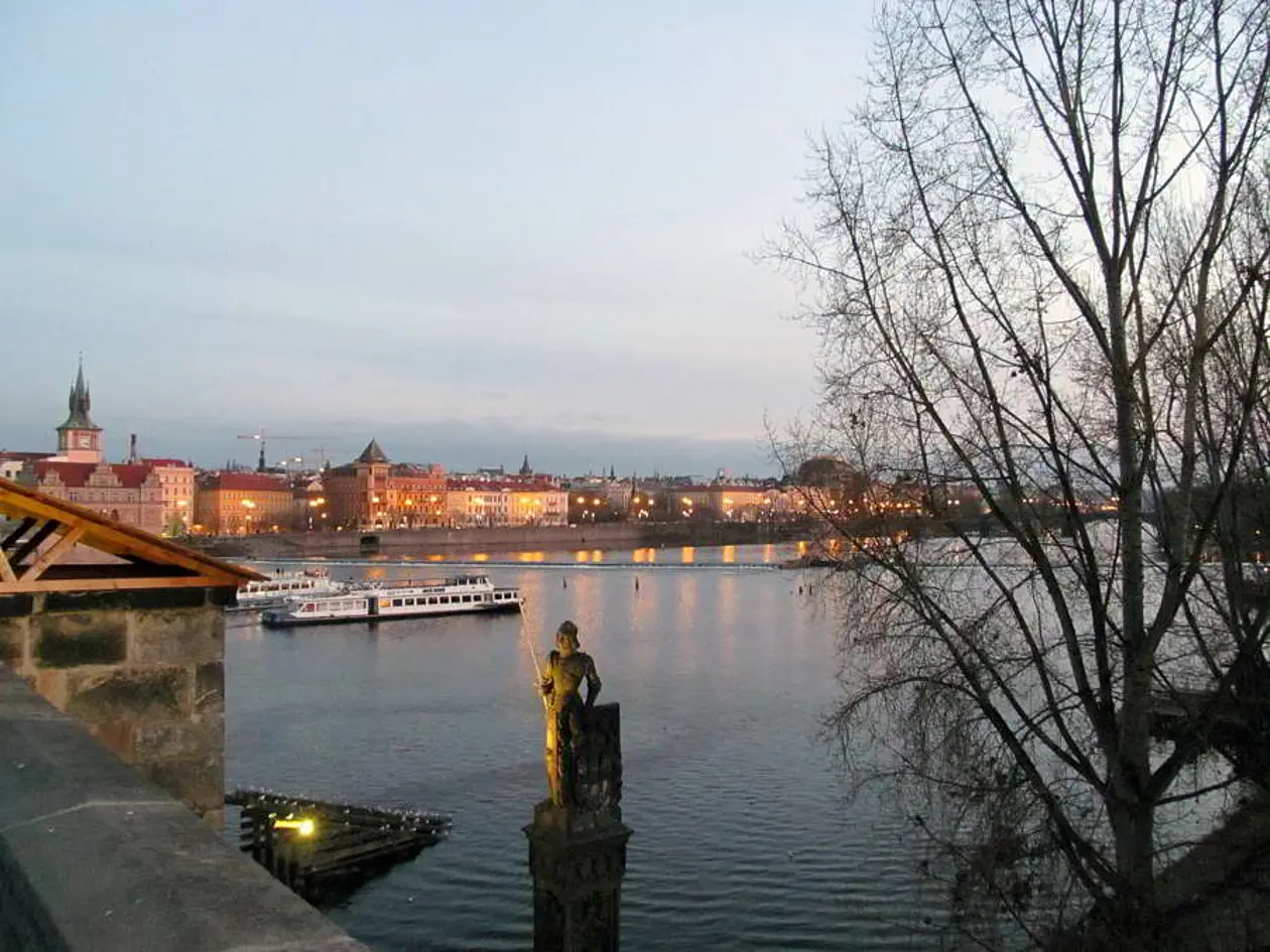 Die Moldau in Prag ist eins von vielen Beispielen, wie Flüsse durch menschliche Eingriffe reguliert werden.