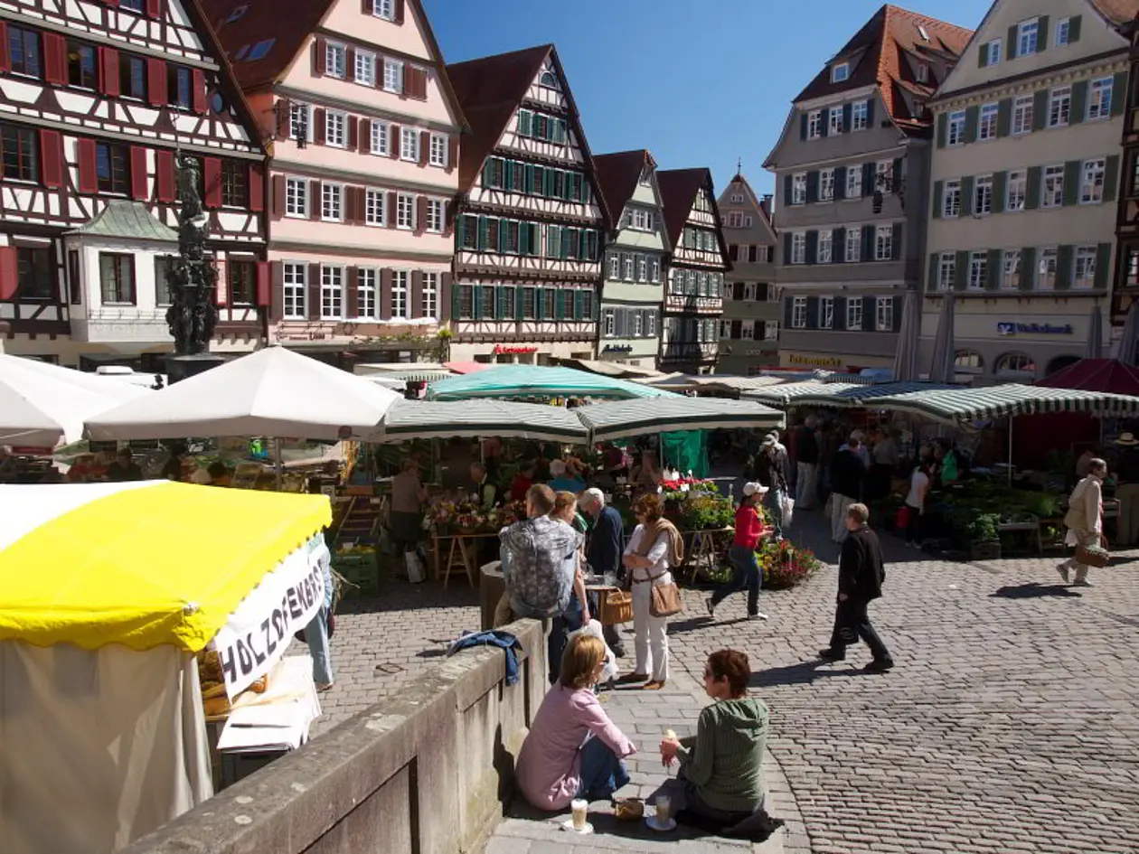Blick auf den Tübinger Marktplatz, wenn man sich von der Haaggasse her nähert: Hinten zwischen den Häusern zweigt die Kirchgasse ab. Foto: Friedhelm Albrecht/Universität Tübingen