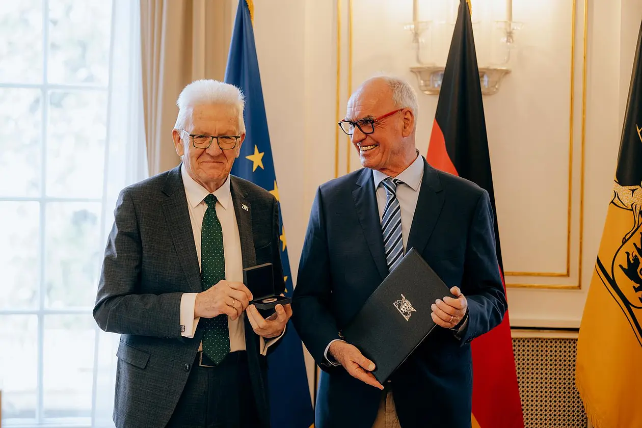 Hubert Klausmann (rechts) erhält die Staufermedaille in Gold, verliehen von Ministerpräsident Wilfried Kreschmann.