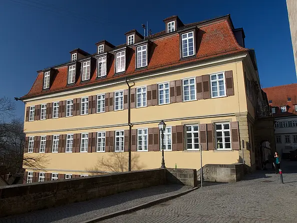 Die Alte Aula in der Seitenansicht.