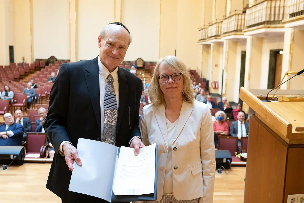 Peter Ochs präsentiert seine Preis-Urkunde, daneben Birgit Weyel