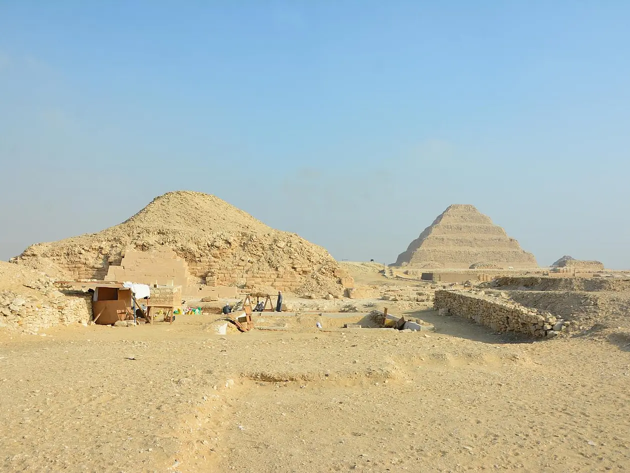 Grabungsfläche Saqqara Saite Tombs Project, Blick nach Norden auf Unaspyramide und Stufenpyramide des Djoser