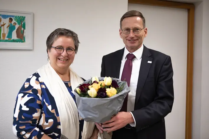 Andreas Rothfuß überreicht einen Blumenstrauß an Doris Preußner