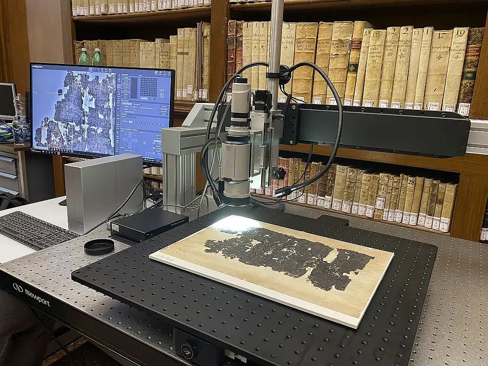 Im Officina dei Papiri in Neapel werden die Originalrollen aus Herculaneum aufbewahrt. Ein  hochauflösendes Mikroskop macht digitale Bilder und erlaubt das Studium der Schriften am Bildschirm.