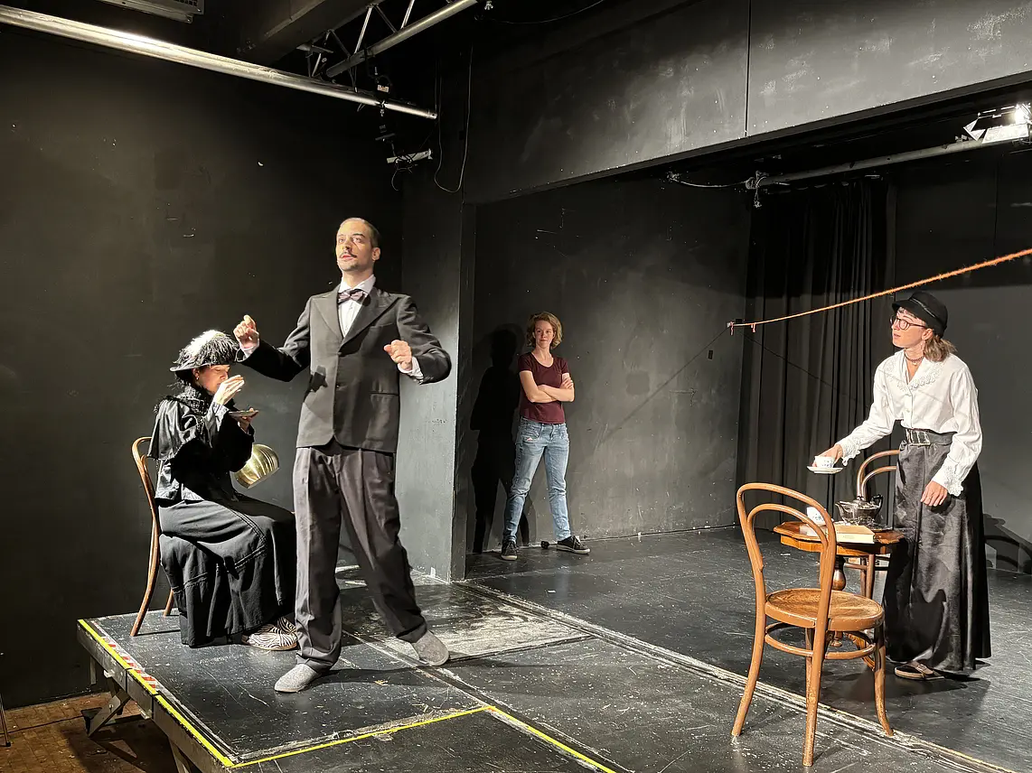Carolin Loser, João-Paulo Peixoto Figueiredo, Theaterpädagogin Dorothee Engbers und Lilli Kornmann bei der Probe. (von links)
