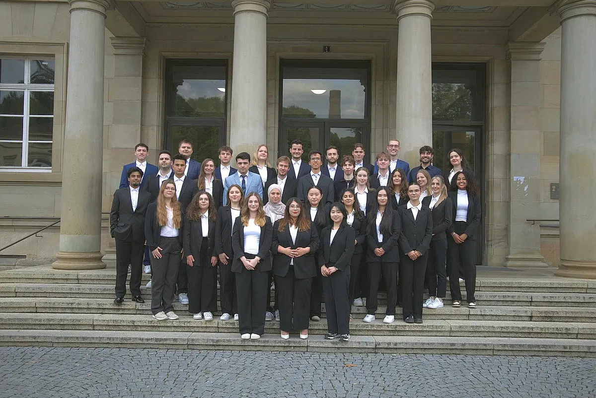 50 Studierende vor der neuen Aula, die sich bei InOne Consulting engagieren.
