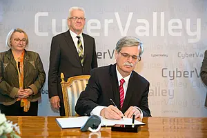 Rektor Prof. Dr. Bernd Engler unterzeichnet für die Universität Tübingen den Letter of Intent bei der Startschuss-Veranstaltung für das Cyber Valley. Foto: fotografie@uliregenscheit.de
