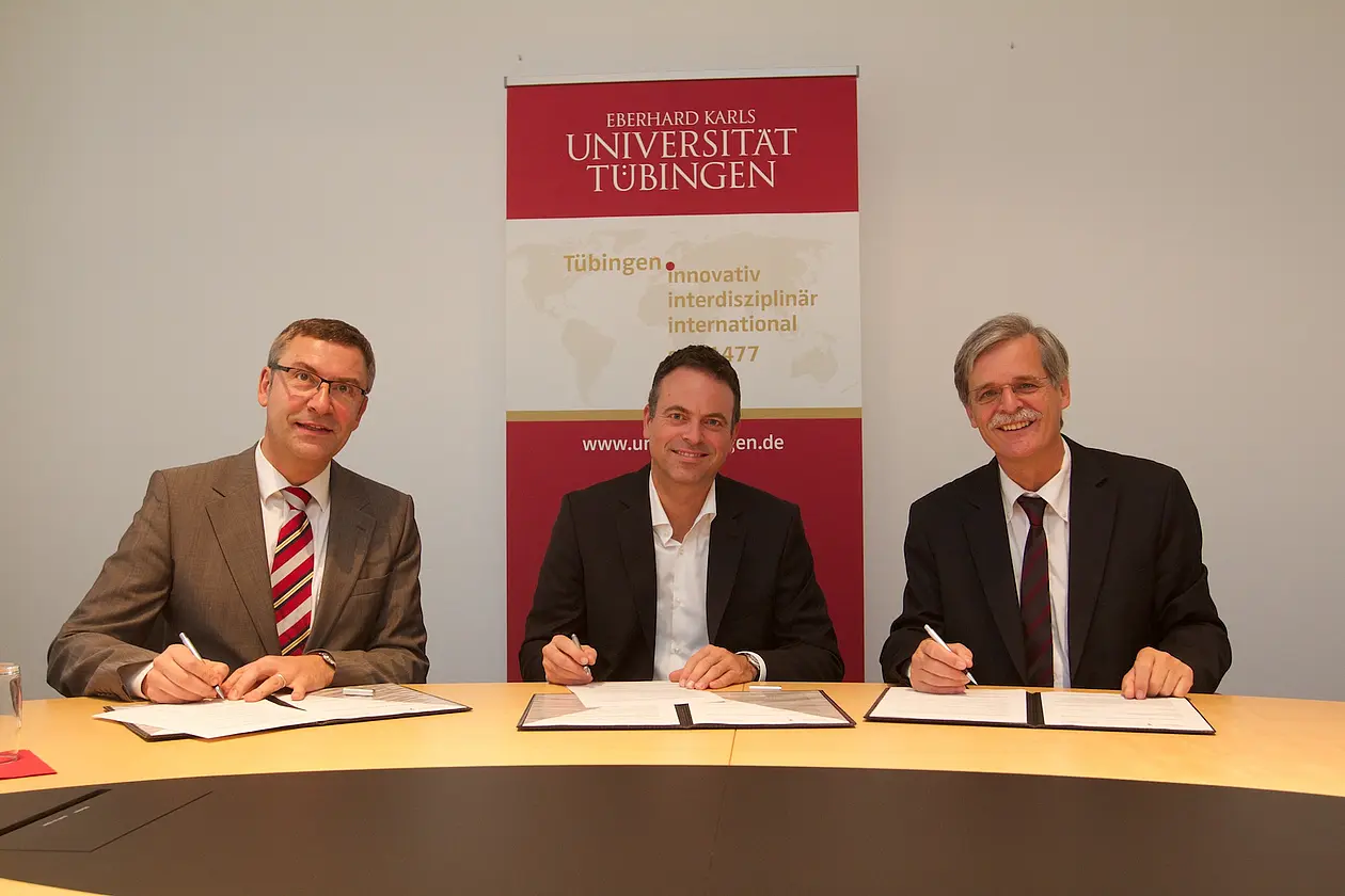 Von links: Professor Dr. Ernst Seidl, Museum der Universität Tübingen MUT; Dr. Ingmar Hoerr, Geschäftsführer der CureVac GmbH; Professor Dr. Bernd Engler, Rektor der Universität Tübingen. Foto: Friedhelm Albrecht / Universität Tübingen