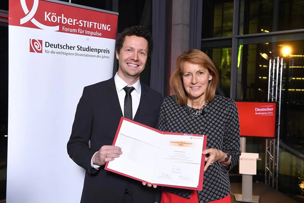 Bundestagsvizepräsidentin Edelgard Bulmahn mit dem Preisträger Christoph Bareither (zweiter Preis). Foto: Körber-Stiftung/David Ausserhofer