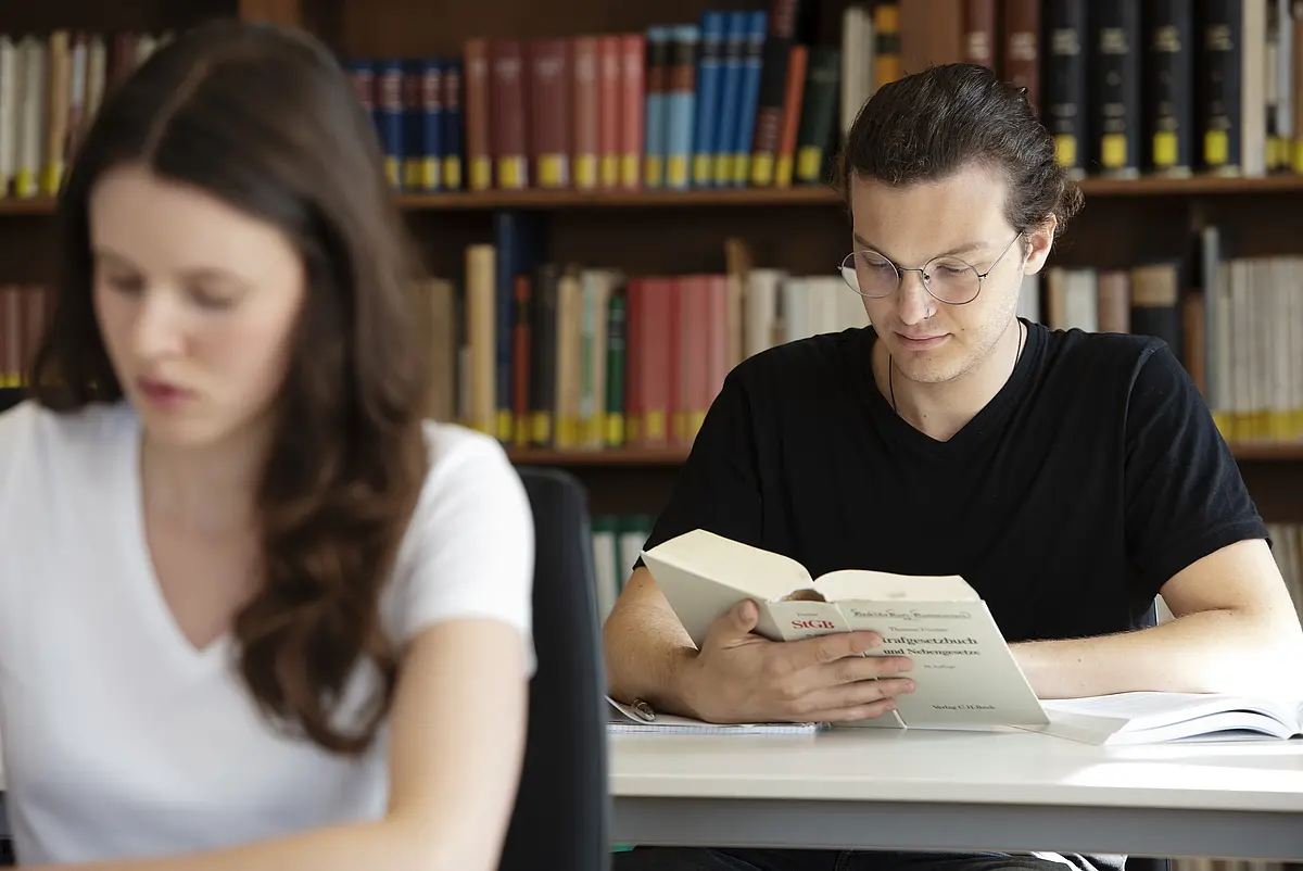 Studierende am Einzelarbeitsplatz