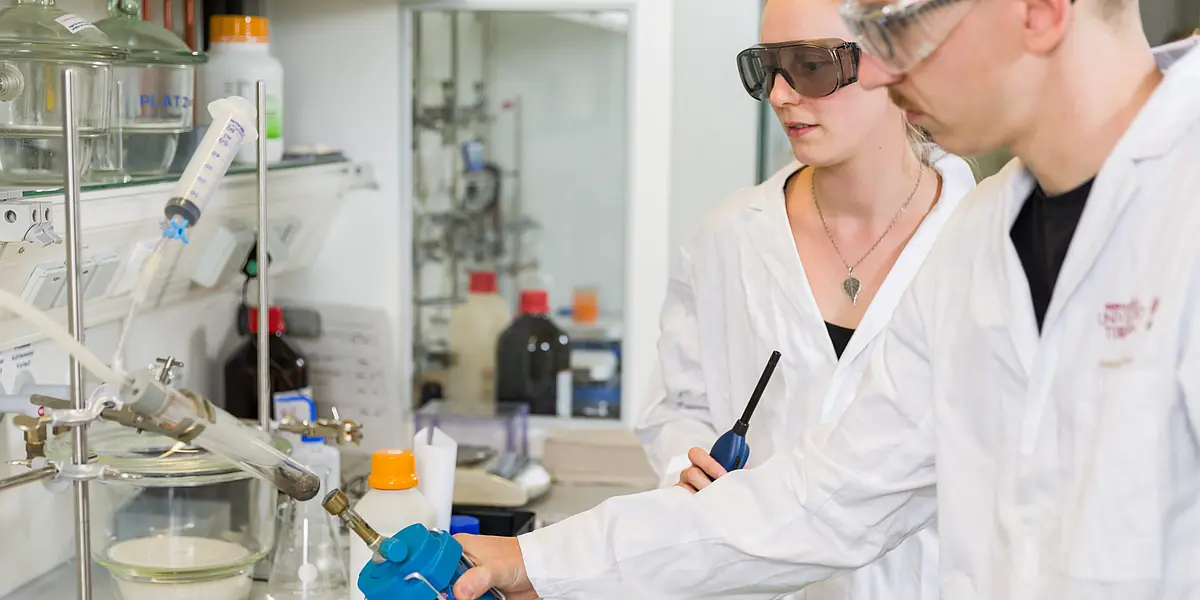 Studenten beim Arbeiten an einer Bench im Chemielabor