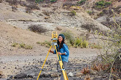 Das Foto zeigt Dr. Lucía Cobo-Sánchez bei Ausgrabungen in der Olduvai-Schlucht in Tansania