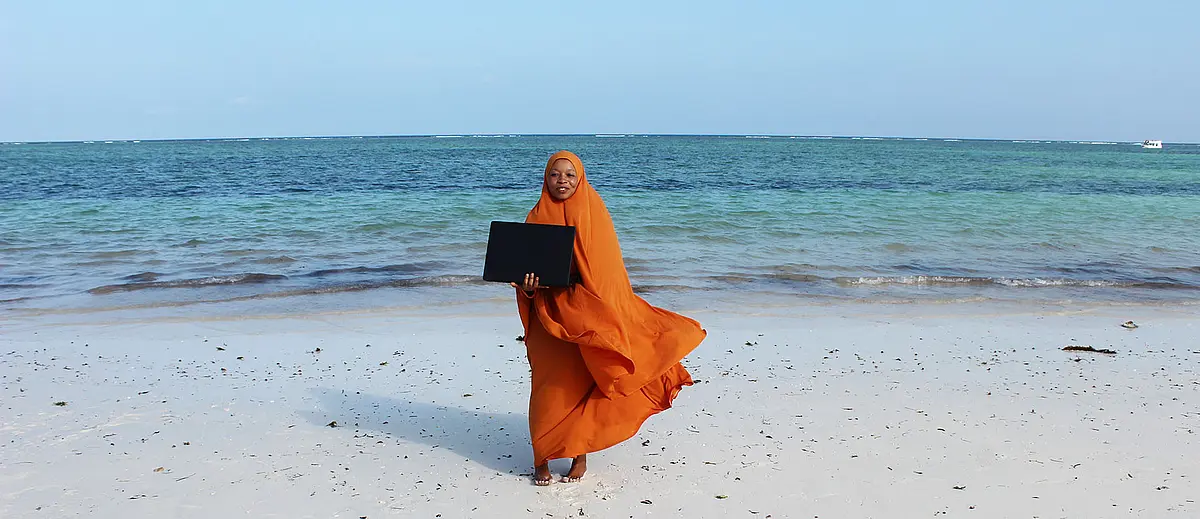 Radiomoderatorin Bahati Ngazi an einem Strand in Kenia.