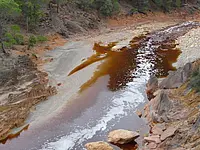Der Rio Tinto in Spanien ist sehr sauer und hochgradig mit Metallen belastet. In diesem Milieu finden die Wissenschaftler Bakteriengruppen, die sich an diese Bedingungen angepasst haben und auch für das Metallrecycling aus Schlacke eignen.