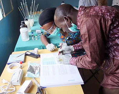 Ausbildung in der Arzneimitteluntersuchung mit dem mobilen „GPHF Minilab“ in Afrika