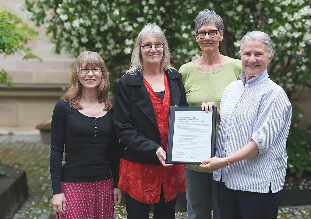 Diversity als Chance: Die Tübinger Rektorin Karla Pollmann (rechts) und Melanie Stelly, Ulrike Thrien und Susanne Weitbrecht vom Team Equity (von links) präsentieren die Charta der Vielfalt