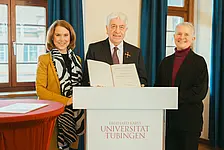 Petra Olschowski, Minister of Science, Research, and the Arts, presented Professor Gerhard Huisken with the Order of Merit of the Federal Republic of Germany, First Class, at Hohentübingen Castle in the presence of Professor Dr. Dr. h.c. (Dōshisha) Karla Pollmann, Rector of the University of Tübingen.