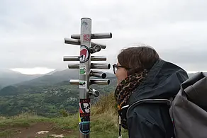 Verena Meyer am Aussichtspunkt der Rocca di Bismantova 