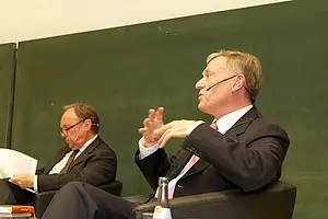 …sprach mit Bundespräsident a. D. Horst Köhler, Ehrensenator und Honorarprofessor der Universität Tübingen (rechts im Bild), im Rahmen des Symposiums des Projekts „Wertewelten“ über das Schicksal des afrikanischen Kontinents. Das Gespräch leit