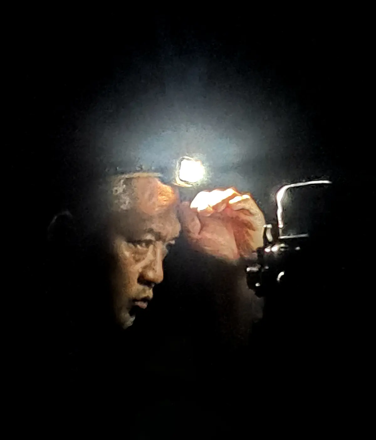 Takehito Koganezawa bei Lichtproben in der Vogelherdhöhle
