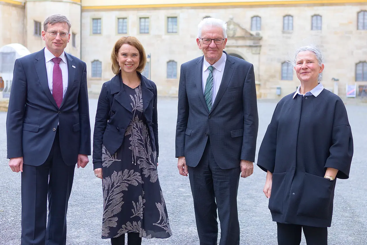 von links: Dr. Andreas Rothfuß, Kanzler der Universität Tübingen; Petra Olschowski, Ministerin für Wissenschaft, Forschung und Kunst Baden-Württemberg; der baden-württembergische Ministerpräsident Winfried Kretschman und Prof. Dr. Karla Pollmann, Rektorin der Universität Tübingen.