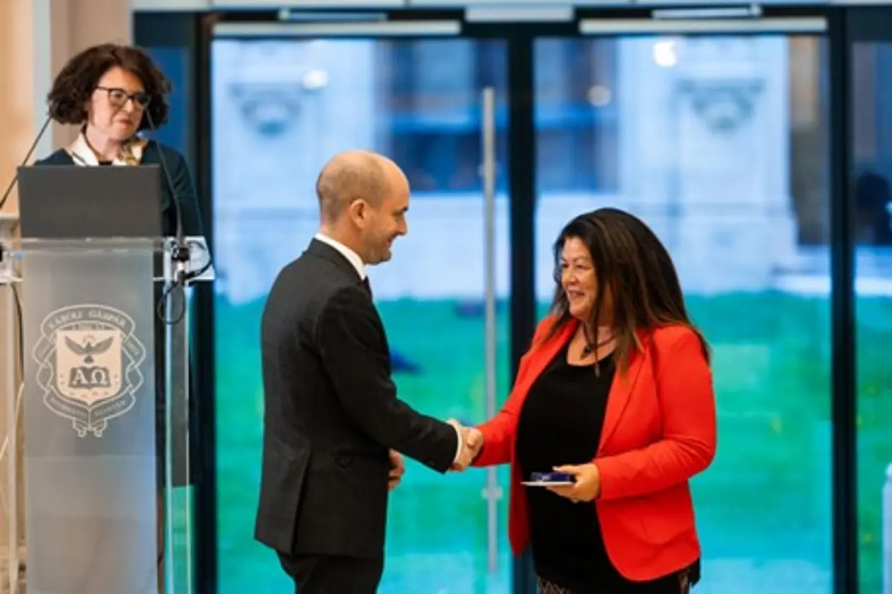 Dr. Andreas Herrmann (Mitte) bei der Verleihung des Premio Boulvert. Rechts im Bild Professorin Carla Masi Doria, Präsidentin des Consorzio Gérard Boulvert, links Professorin Valeria Di Nisio (beide Universität Neapel Federico II).