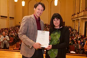 Den Lehrpreis der Universität Tübingen erhielt Tobias Schmohl von der Philosophischen Fakultät für die Leitung des Seminars „Schreibkompetenz“ im Projekt „Virtuelle Rhetorik“, rechts Prorektorin Karin Amos