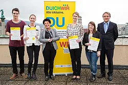 Siegerteam „Inklusion statt Perfektion“ (von links): Jo Bischofberger, Miriam Lenz, Carina Diener, Valerie He, mit Katrin Altpeter (Ministerin für Arbeit und Sozialordnung, Familie, Frauen und Senioren, 3. von links) und Gerd Weimar (Beauftragter der